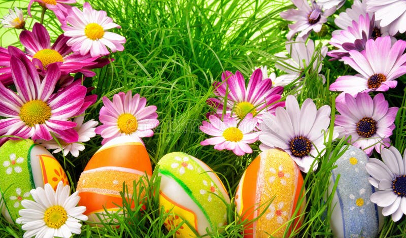 Bunnies ζωηρόχρωμα αυγά Πάσχας διακοσμήσεων στοκ εικόνα με δικαίωμα ελεύθερης χρήσης