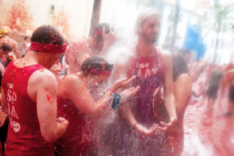 Bunol Hiszpania, Sierpień, - 28: Młodzi ludzie ma zabawę na Tomatina fe zdjęcia stock Bunol Hiszpania, Sierpień, - 28: Młodzi ludzie ma zabawę na Tomatina fe zdjęcia stock