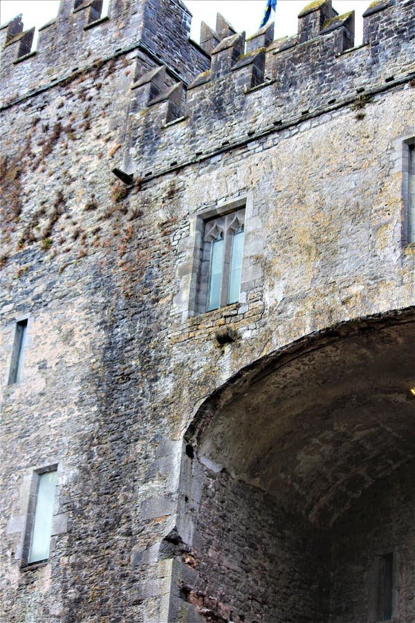 Bunratty ståndsmässiga Clare/Irland Augusti 13 2018: Den Bunratty slotten byggdes i 1425 och är en viktig turist- dragning royaltyfri foto Bunratty ståndsmässiga Clare/Irland Augusti 13 2018: Den Bunratty slotten byggdes i 1425 och är en viktig turist- dragning royaltyfri foto