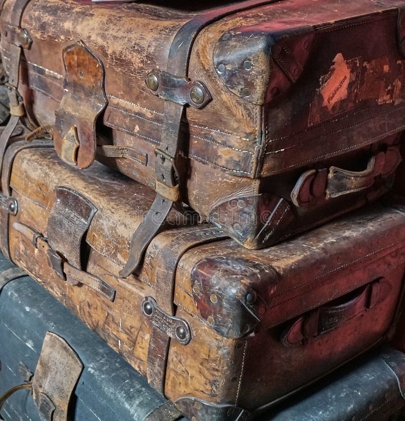 Bunt av gammalt slitet ut viktorianskt bagage royaltyfri foto Bunt av gammalt slitet ut viktorianskt bagage royaltyfri foto