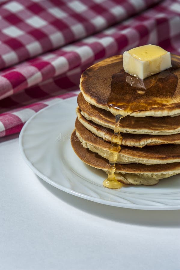 Bunt av hemlagade pannkakor med smör och honung arkivfoton Bunt av hemlagade pannkakor med smör och honung arkivfoton