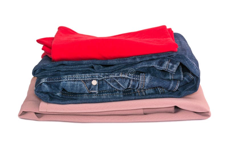 Bunt av kläder som isoleras på vit bakgrund Röd och beige blus för jeans, arkivfoton Bunt av kläder som isoleras på vit bakgrund Röd och beige blus för jeans, arkivfoton