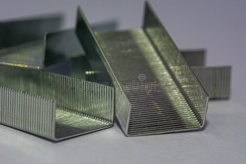Bunt av metallh?ftklamrar p? vit bakgrund royaltyfri foto Bunt av metallh?ftklamrar p? vit bakgrund royaltyfri foto