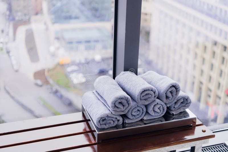 Bunt av rullande handdukar i hotell på idrottshallen med stadssikt