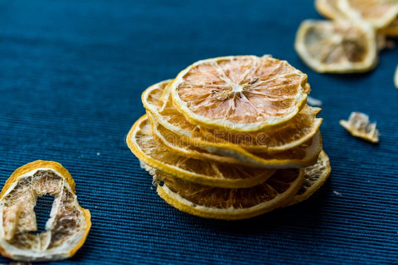 Bunt av torkade citronskivor på blå yttersida/torrt och skivat royaltyfri fotografi Bunt av torkade citronskivor på blå yttersida/torrt och skivat royaltyfri fotografi