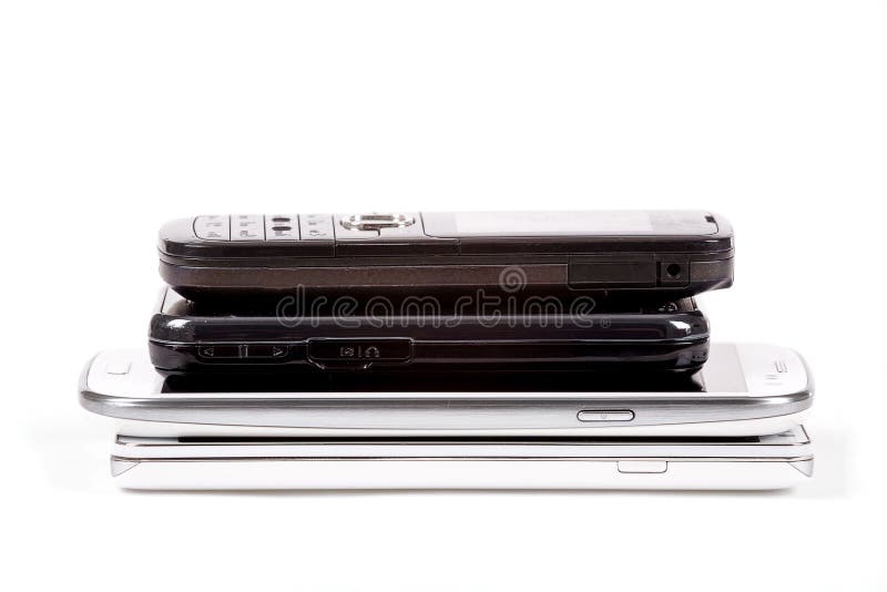 Bunt av äldre modellmobiltelefoner och smartphones royaltyfri fotografi Bunt av äldre modellmobiltelefoner och smartphones royaltyfri fotografi