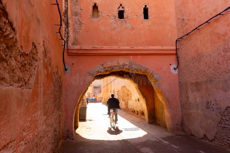 Bunte alte alte und schmale Straße in Medina von Marrakesch, Marokko, Afrika stockbild Bunte alte alte und schmale Straße in Medina von Marrakesch, Marokko, Afrika stockbild
