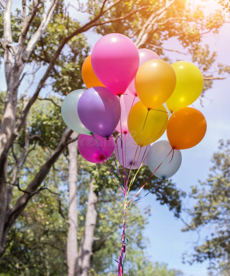 Bunte Ballone auf dem blauen Himmel stockfotografie Bunte Ballone auf dem blauen Himmel stockfotografie