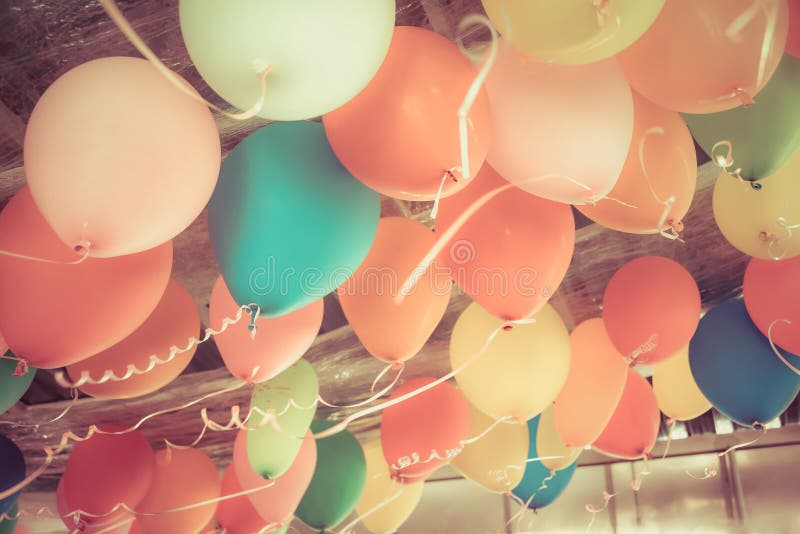 Bunte Ballone, die auf die Decke einer Partei in der Weinlese schwimmen stockbild Bunte Ballone, die auf die Decke einer Partei in der Weinlese schwimmen stockbild