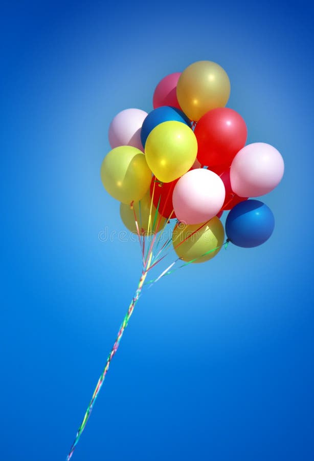 Bunte Ballone im blauen Himmel lizenzfreie stockbilder Bunte Ballone im blauen Himmel lizenzfreie stockbilder