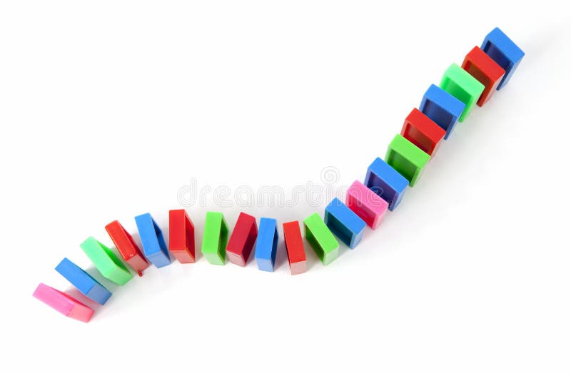 Bunte Dominoziegelsteine in Folge stockbild Bunte Dominoziegelsteine in Folge stockbild