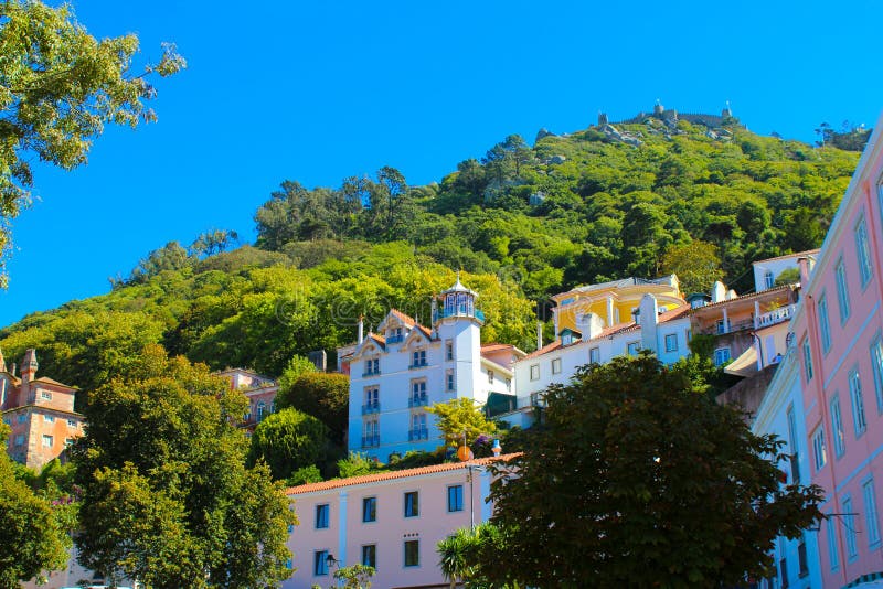 Bunte Dorf-Gebäude Sintra, maurisches Schloss, Reise Lissabon lizenzfreie stockfotos Bunte Dorf-Gebäude Sintra, maurisches Schloss, Reise Lissabon lizenzfreie stockfotos