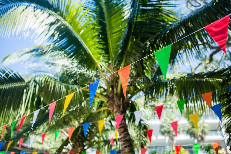 Bunte Dreieckflaggen, die an den Seilen im Freien h?ngen Hoher hoher Pfosten mit den bunten Dreieckflaggen, die an den Seilen im lizenzfreies stockbild Bunte Dreieckflaggen, die an den Seilen im Freien h?ngen Hoher hoher Pfosten mit den bunten Dreieckflaggen, die an den Seilen im lizenzfreies stockbild