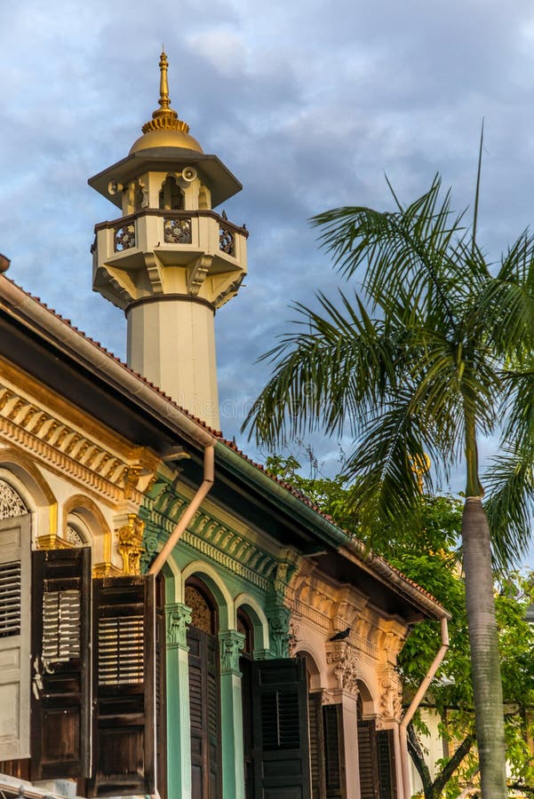 Bunte Fenster In Singapur Mit Dem Minarett Stockfoto
