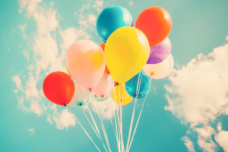 Bunte festliche Ballone über blauem Himmel stockfoto Bunte festliche Ballone über blauem Himmel stockfoto