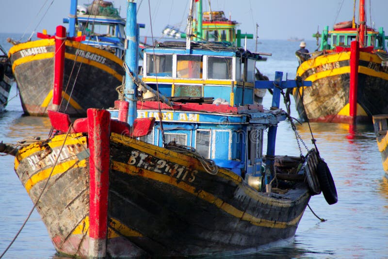 Bunte Fischerboote in der Bucht von Mui Ne, Vietnam stockfotos Bunte Fischerboote in der Bucht von Mui Ne, Vietnam stockfotos