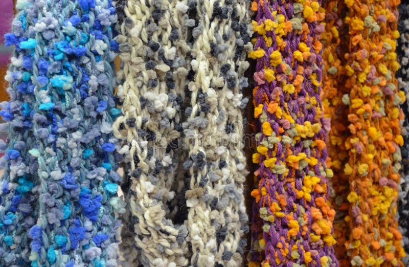 Bunte gestrickte Schals auf Anzeige stockfotos