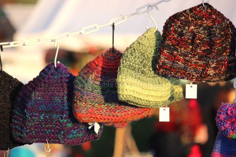 Bunte gestrickte warme Wollhandgemachte Winterkappen stockfotos