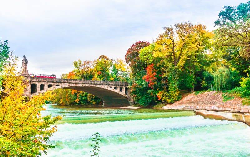 Bunte Herbstlandschaft von Isar-Fluss in München, Bayern - Ger stockbilder Bunte Herbstlandschaft von Isar-Fluss in München, Bayern - Ger stockbilder