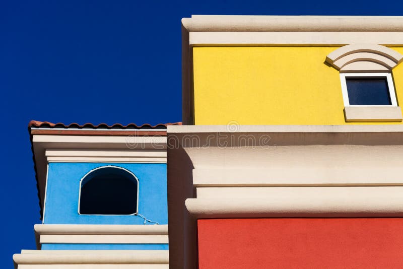 Bunte hispanische Artgebäudefassade mit hellem blauem Himmel herein stockbild Bunte hispanische Artgebäudefassade mit hellem blauem Himmel herein stockbild