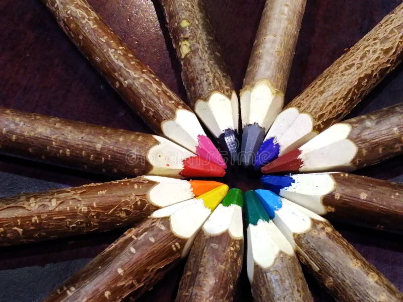 Bunte Holzstäbchen, die in einem Regenbogenzirkel angeordnet sind lizenzfreie stockfotos Bunte Holzstäbchen, die in einem Regenbogenzirkel angeordnet sind lizenzfreie stockfotos