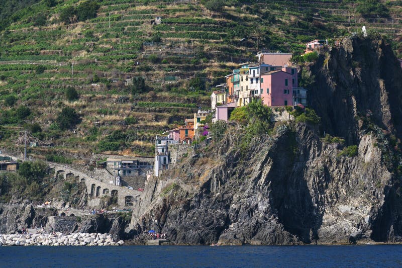 Bunte Häuser von Manarola, Cinque Terra-Bergdorf und von touristischem Bestimmungsort auf der steilen Küste des Mittelmeeres stockbild