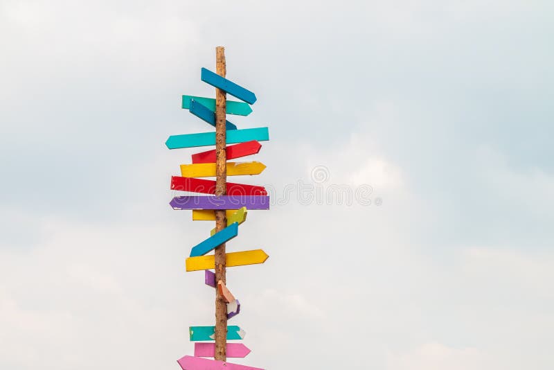 Bunte hölzerne Richtungspfeilzeichen lizenzfreie stockfotografie Bunte hölzerne Richtungspfeilzeichen lizenzfreie stockfotografie