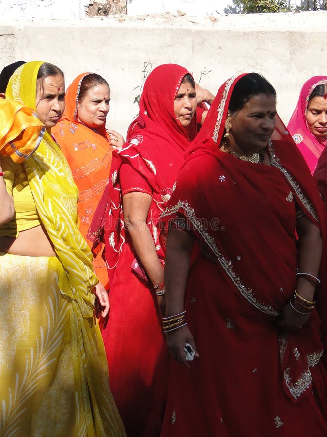 Bunte indische Frauen bilden eine Hochzeitsprozession lizenzfreies stockfoto Bunte indische Frauen bilden eine Hochzeitsprozession lizenzfreies stockfoto