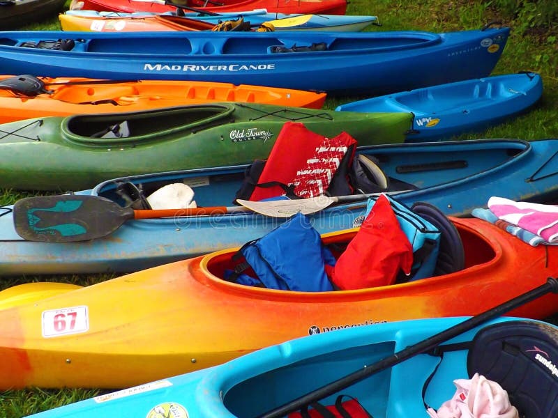 Bunte Kajaks am Pigg-Fluss-Spaziergang lizenzfreies stockbild Bunte Kajaks am Pigg-Fluss-Spaziergang lizenzfreies stockbild