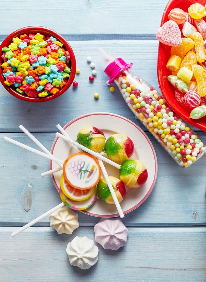 Bunte Kinderparteibonbons, -lutscher und -süßigkeit lizenzfreies stockbild Bunte Kinderparteibonbons, -lutscher und -süßigkeit lizenzfreies stockbild
