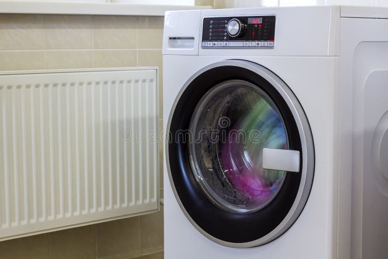 Bunte Kleidung und Tücher in der Waschmaschine stockfoto Bunte Kleidung und Tücher in der Waschmaschine stockfoto
