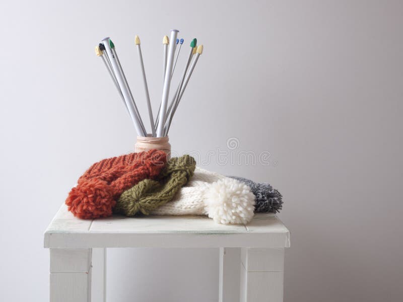 Bunte Knithüte stockbilder