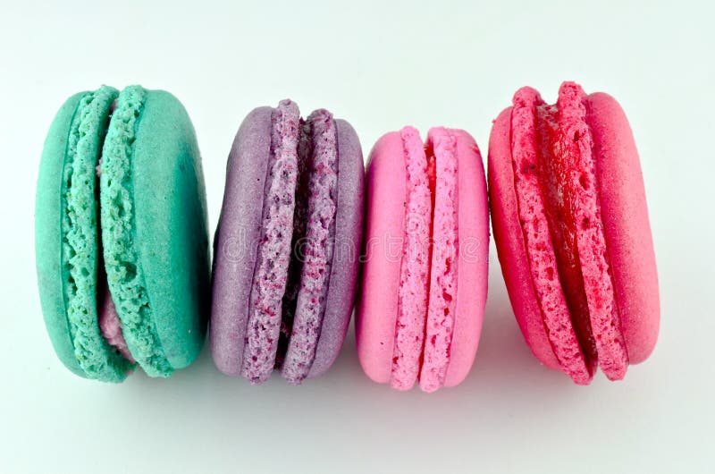 Bunte Makronen getrennt stockbild. Bild von grün, vertikal - 27512417 Bunte Makronen getrennt stockbild. Bild von grün, vertikal - 27512417