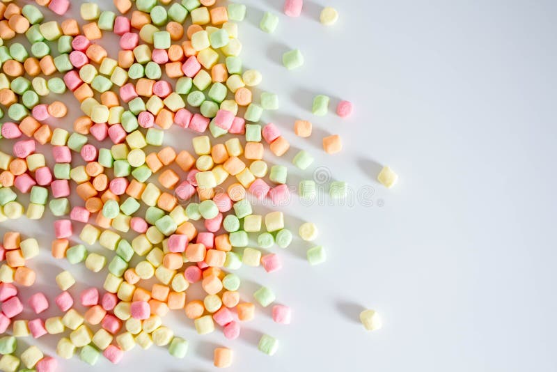 Bunte Marshmallows auf weißem Hintergrund mit Kopierraum stockfotografie