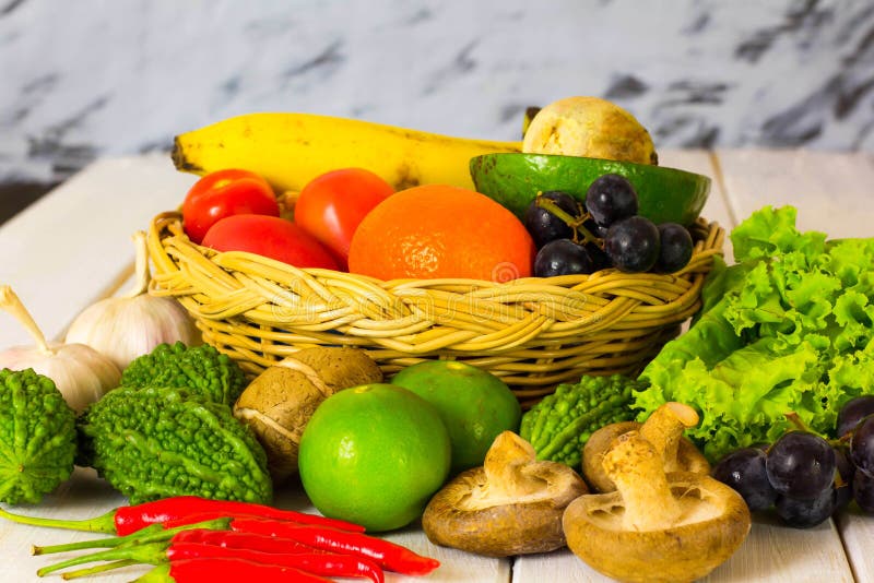 Bunte Obst und Gemüse setzten auf dem Tisch stockfoto Bunte Obst und Gemüse setzten auf dem Tisch stockfoto