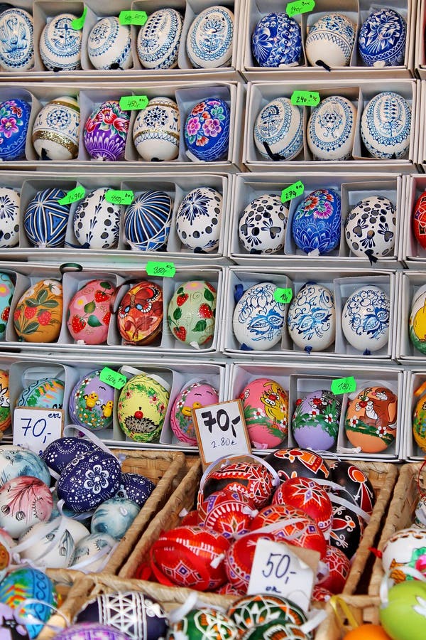 Bunte Ostereier für Verkauf Traditioneller Ostern-Markt stockfotografie Bunte Ostereier für Verkauf Traditioneller Ostern-Markt stockfotografie