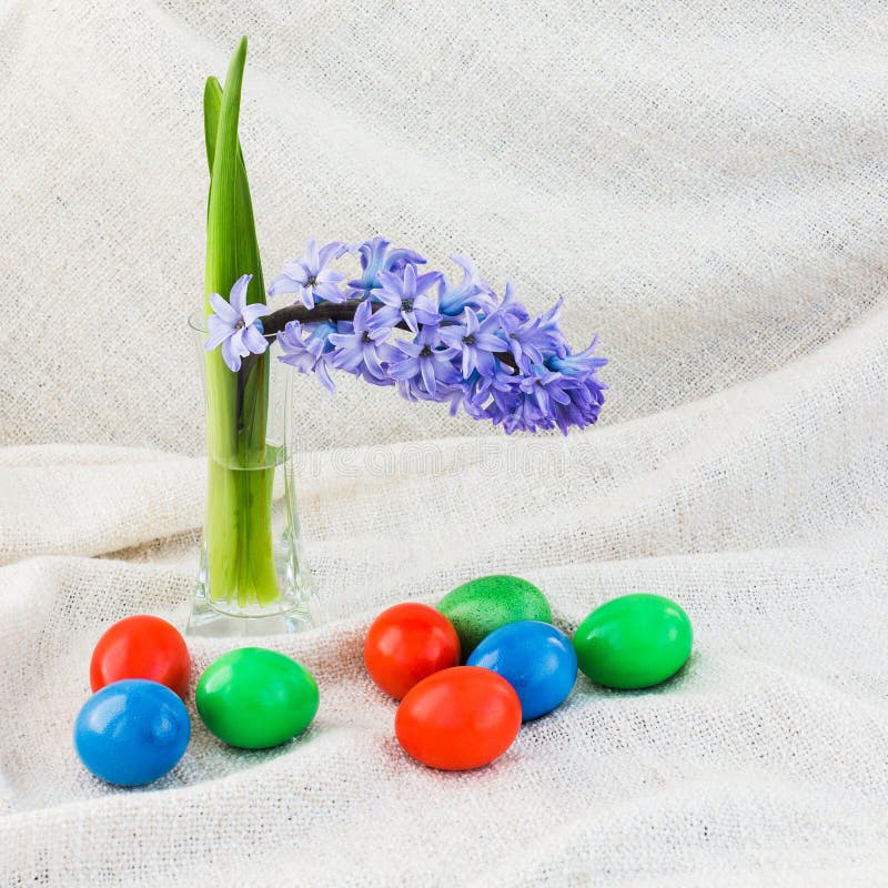 Bunte Ostereier und purpurrote Hyazinthe im Vase stockbild Bunte Ostereier und purpurrote Hyazinthe im Vase stockbild