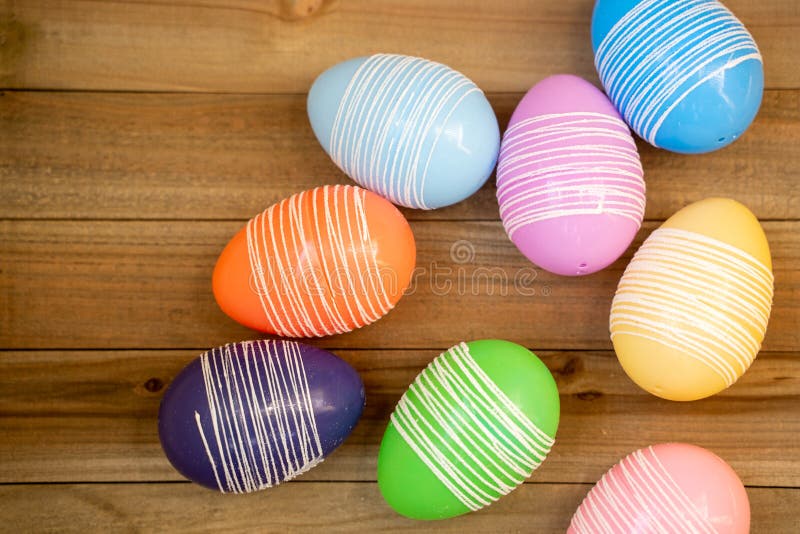 Bunte Pastell-Ostereier auf einem hölzernen Hintergrund Flatlay legen flach Hintergrund für Frühling lizenzfreies stockfoto Bunte Pastell-Ostereier auf einem hölzernen Hintergrund Flatlay legen flach Hintergrund für Frühling lizenzfreies stockfoto