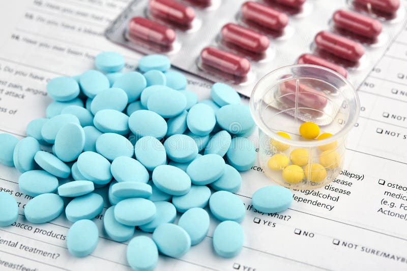Bunte Pillen auf medizinischer Fragebogenform lizenzfreies stockbild Bunte Pillen auf medizinischer Fragebogenform lizenzfreies stockbild