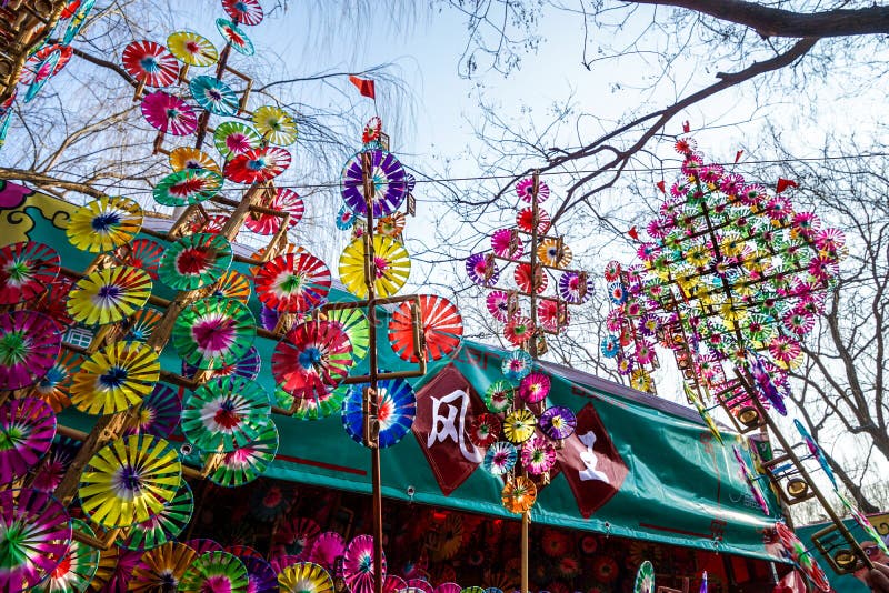 Bunte Regenbogenspielzeugfeuerräder auf dem Frühlingsfest-Tempel angemessen, während des Chinesischen Neujahrsfests lizenzfreies stockfoto Bunte Regenbogenspielzeugfeuerräder auf dem Frühlingsfest-Tempel angemessen, während des Chinesischen Neujahrsfests lizenzfreies stockfoto