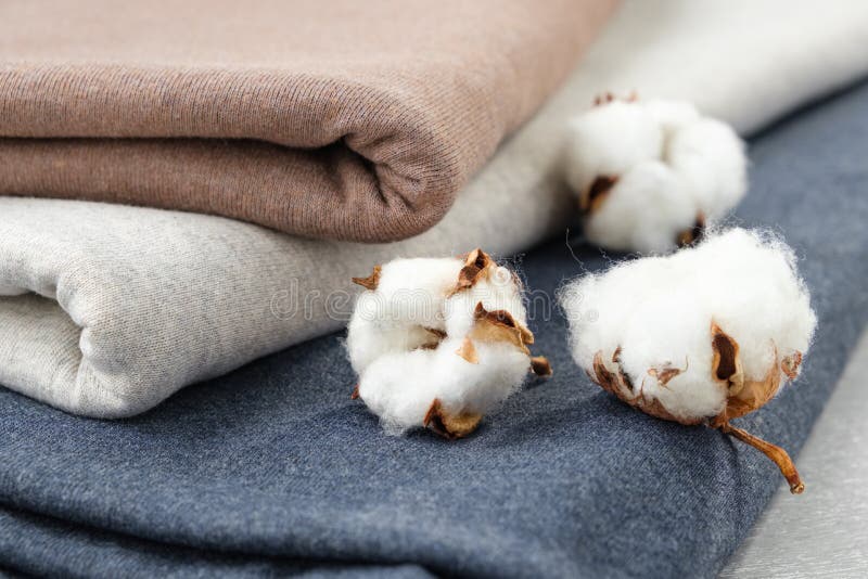 Bunte Strickgewebe aus Jersey und drei natürliche Baumwollblumen stockbild