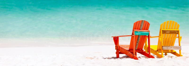 Bunte Stühle auf karibischem Strand
