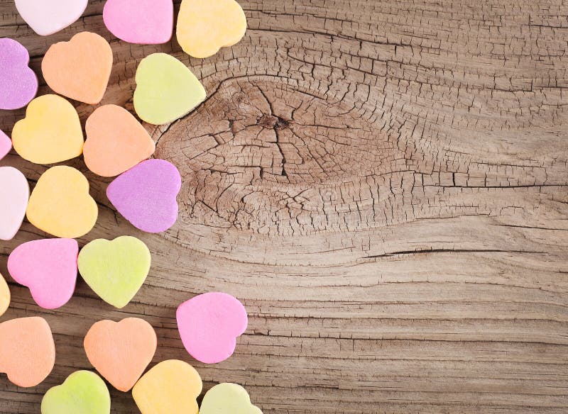 Bunte Süßigkeitsherzen auf hölzernem Hintergrund lizenzfreie stockfotografie Bunte Süßigkeitsherzen auf hölzernem Hintergrund lizenzfreie stockfotografie