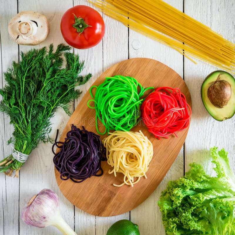 Bunte Teigwaren auf einer Platte und einem rohen Gemüse auf weißem hölzernem Hintergrund Flache Lage Beschneidungspfad eingeschlo stockfotos Bunte Teigwaren auf einer Platte und einem rohen Gemüse auf weißem hölzernem Hintergrund Flache Lage Beschneidungspfad eingeschlo stockfotos
