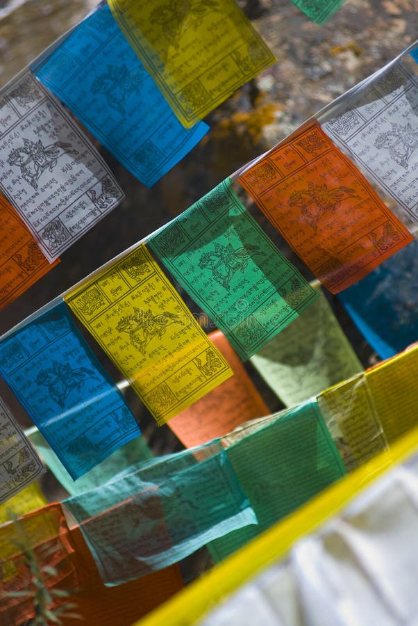 Bunte tibetanische Gebetmarkierungsfahnen lizenzfreies stockfoto Bunte tibetanische Gebetmarkierungsfahnen lizenzfreies stockfoto
