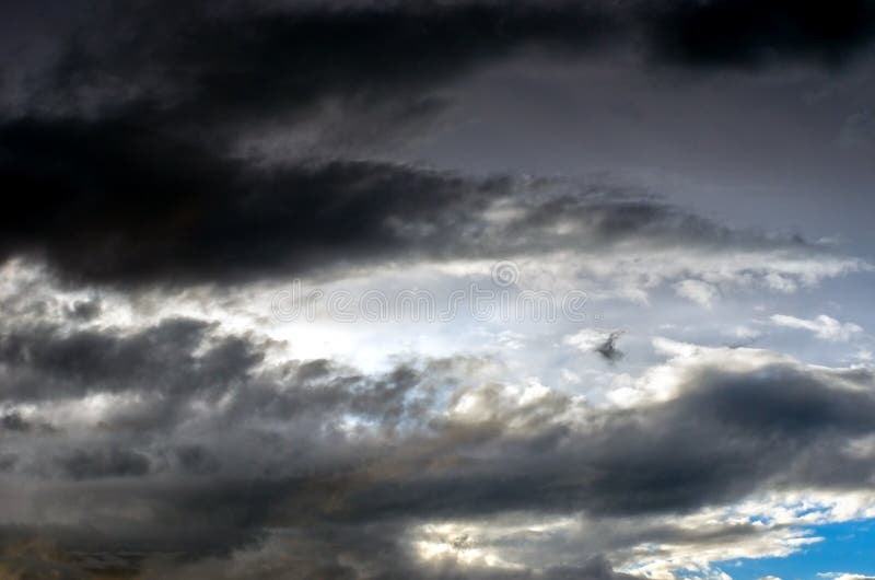 Bunte und drastische Sonnenuntergang-Sturm-Wolken im Himmel Wetter, Gewitter, Cloudscape-Hintergrund lizenzfreie stockfotografie Bunte und drastische Sonnenuntergang-Sturm-Wolken im Himmel Wetter, Gewitter, Cloudscape-Hintergrund lizenzfreie stockfotografie