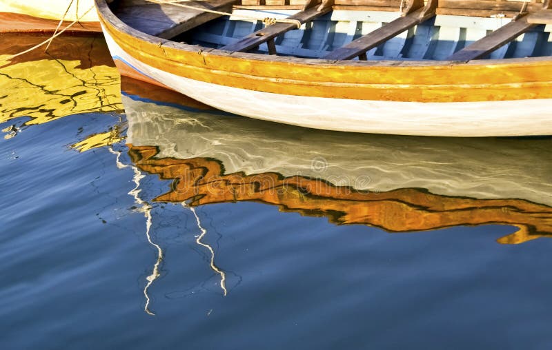 Bunte Wasserreflexionen eines Fischerbootes - Ägäisches Meer Griechenland stockbild Bunte Wasserreflexionen eines Fischerbootes - Ägäisches Meer Griechenland stockbild