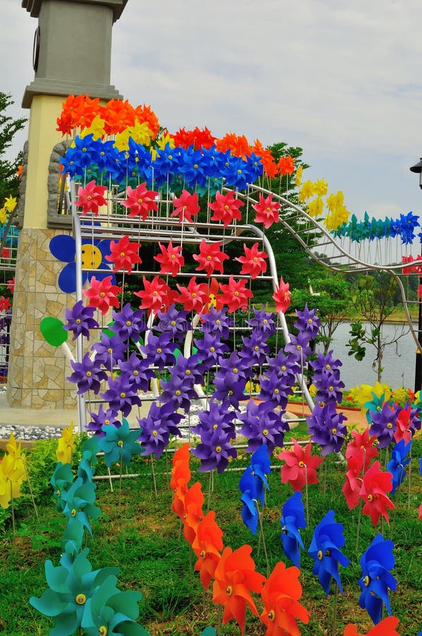 Bunte Windmühlen in Putrajaya Malaysia stockfotografie Bunte Windmühlen in Putrajaya Malaysia stockfotografie