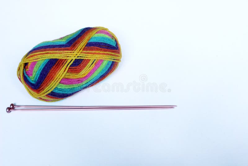 Bunte Wolle und Stricknadeln stockfotos Bunte Wolle und Stricknadeln stockfotos