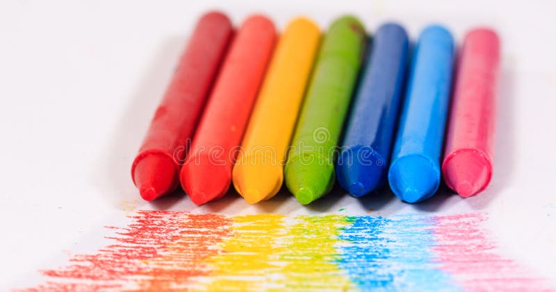 Bunte Zeichenstiftfarbe des Regenbogens für Kinder